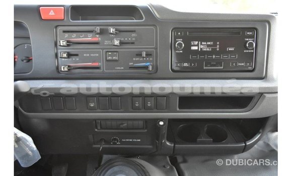 Acheter Import Voiture Toyota Coaster Blanc à Import - Dubai, Iles Acheter Import Voiture Toyota Coaster Blanc à Import - Dubai, Iles
