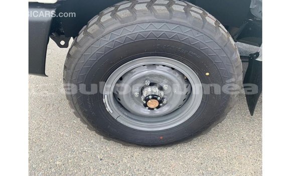 Buy Import Toyota Land Cruiser White Car in Import - Dubai in Iles Buy Import Toyota Land Cruiser White Car in Import - Dubai in Iles