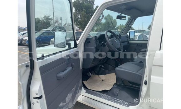Buy Import Toyota Land Cruiser White Car in Import - Dubai in Iles Buy Import Toyota Land Cruiser White Car in Import - Dubai in Iles