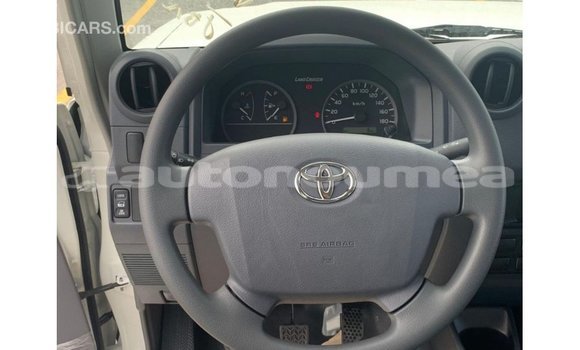Buy Import Toyota Land Cruiser White Car in Import - Dubai in Iles Buy Import Toyota Land Cruiser White Car in Import - Dubai in Iles