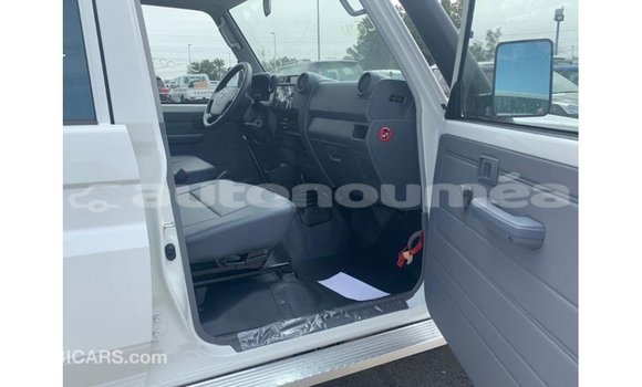 Buy Import Toyota Land Cruiser White Car in Import - Dubai in Iles Buy Import Toyota Land Cruiser White Car in Import - Dubai in Iles