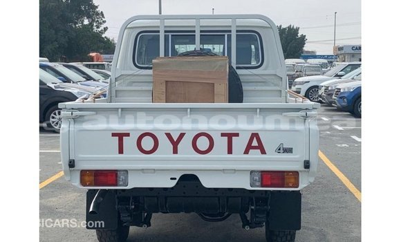 Buy Import Toyota Land Cruiser White Car in Import - Dubai in Iles Buy Import Toyota Land Cruiser White Car in Import - Dubai in Iles