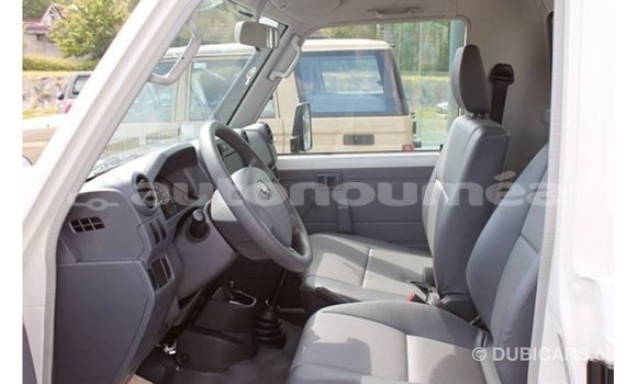Buy Import Toyota Land Cruiser White Car in Import - Dubai in Iles Buy Import Toyota Land Cruiser White Car in Import - Dubai in Iles