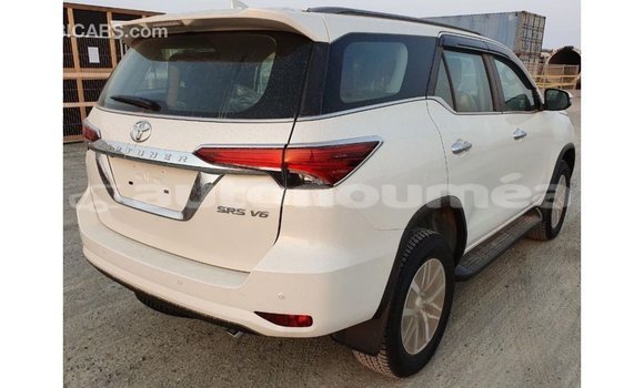 Acheter Import Voiture Toyota Fortuner Blanc à Import - Dubai, Iles Acheter Import Voiture Toyota Fortuner Blanc à Import - Dubai, Iles