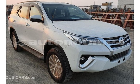 Acheter Import Voiture Toyota Fortuner Blanc à Import - Dubai, Iles Acheter Import Voiture Toyota Fortuner Blanc à Import - Dubai, Iles