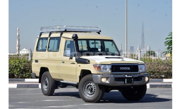 Acheter Import Voiture Toyota Land Cruiser Beige à Import - Dubai, Iles Acheter Import Voiture Toyota Land Cruiser Beige à Import - Dubai, Iles