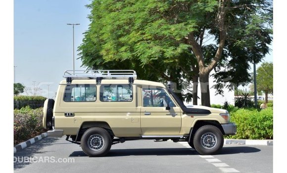 Acheter Import Voiture Toyota Land Cruiser Beige à Import - Dubai, Iles Acheter Import Voiture Toyota Land Cruiser Beige à Import - Dubai, Iles