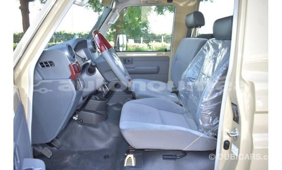 Acheter Import Voiture Toyota Land Cruiser Beige à Import - Dubai, Iles Acheter Import Voiture Toyota Land Cruiser Beige à Import - Dubai, Iles
