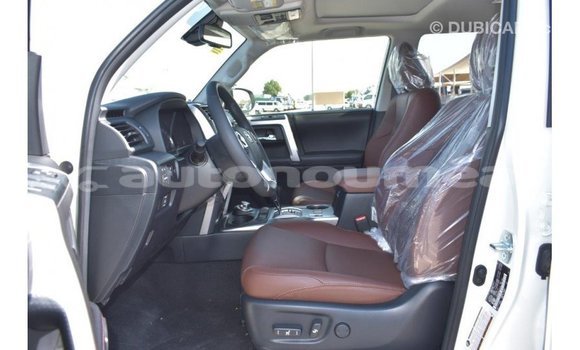 Acheter Import Utilitaire Toyota HiAce Blanc à Import - Dubai, Iles Acheter Import Utilitaire Toyota HiAce Blanc à Import - Dubai, Iles