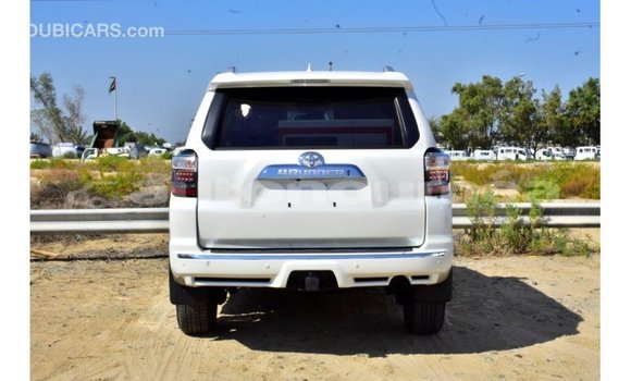 Acheter Import Utilitaire Toyota HiAce Blanc à Import - Dubai, Iles Acheter Import Utilitaire Toyota HiAce Blanc à Import - Dubai, Iles