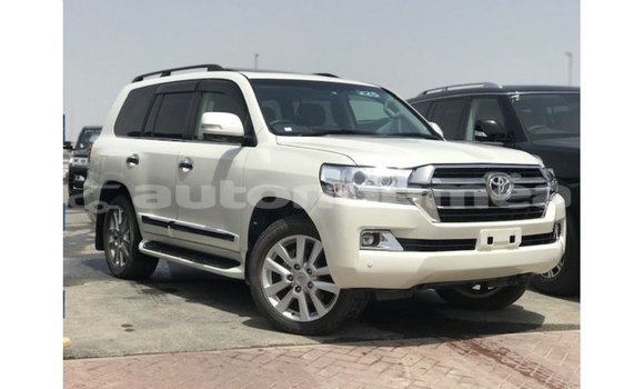 Acheter Import Voiture Toyota Land Cruiser Blanc à Import - Dubai, Iles Acheter Import Voiture Toyota Land Cruiser Blanc à Import - Dubai, Iles
