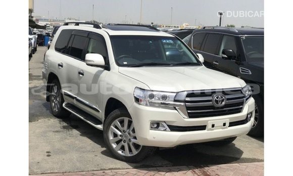 Acheter Import Voiture Toyota Land Cruiser Blanc à Import - Dubai, Iles Acheter Import Voiture Toyota Land Cruiser Blanc à Import - Dubai, Iles
