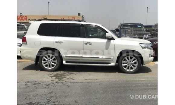 Acheter Import Voiture Toyota Land Cruiser Blanc à Import - Dubai, Iles Acheter Import Voiture Toyota Land Cruiser Blanc à Import - Dubai, Iles