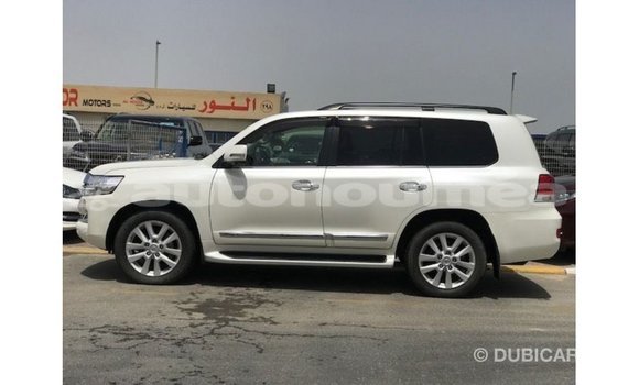 Acheter Import Voiture Toyota Land Cruiser Blanc à Import - Dubai, Iles Acheter Import Voiture Toyota Land Cruiser Blanc à Import - Dubai, Iles