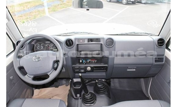 Buy Import Toyota Land Cruiser White Car in Import - Dubai in Iles Buy Import Toyota Land Cruiser White Car in Import - Dubai in Iles