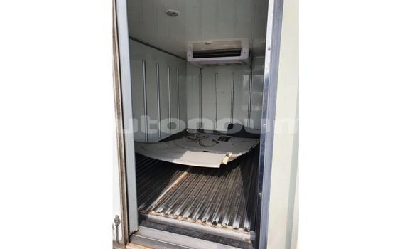 Acheter Import Voiture Kia Carens Blanc à Import - Dubai, Iles Acheter Import Voiture Kia Carens Blanc à Import - Dubai, Iles