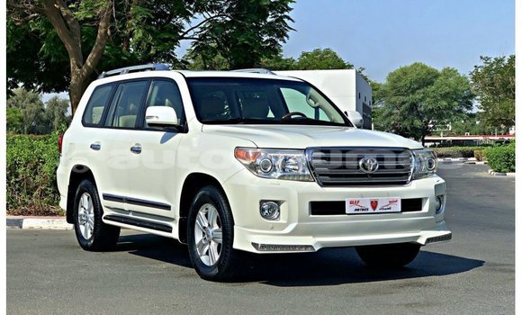 Buy Import Toyota Land Cruiser White Car in Import - Dubai in Iles Buy Import Toyota Land Cruiser White Car in Import - Dubai in Iles