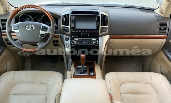 Buy Import Toyota Land Cruiser White Car in Import - Dubai in Iles Buy Import Toyota Land Cruiser White Car in Import - Dubai in Iles