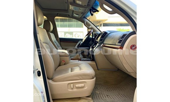 Buy Import Toyota Land Cruiser White Car in Import - Dubai in Iles Buy Import Toyota Land Cruiser White Car in Import - Dubai in Iles