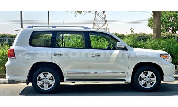 Buy Import Toyota Land Cruiser White Car in Import - Dubai in Iles Buy Import Toyota Land Cruiser White Car in Import - Dubai in Iles