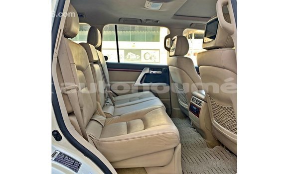 Buy Import Toyota Land Cruiser White Car in Import - Dubai in Iles Buy Import Toyota Land Cruiser White Car in Import - Dubai in Iles
