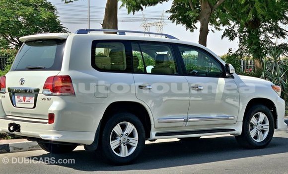 Buy Import Toyota Land Cruiser White Car in Import - Dubai in Iles Buy Import Toyota Land Cruiser White Car in Import - Dubai in Iles