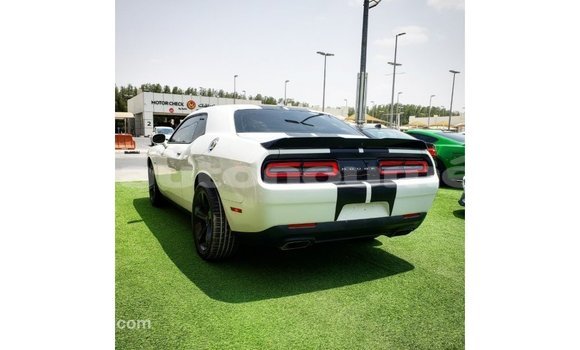 Acheter Import Voiture Dodge Challenger Blanc à Import - Dubai, Iles Acheter Import Voiture Dodge Challenger Blanc à Import - Dubai, Iles
