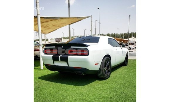 Acheter Import Voiture Dodge Challenger Blanc à Import - Dubai, Iles Acheter Import Voiture Dodge Challenger Blanc à Import - Dubai, Iles