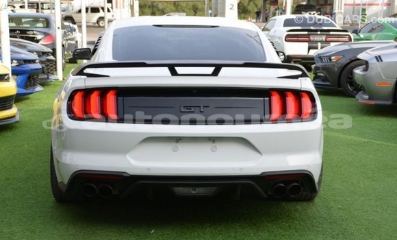 Acheter Import Voiture Ford Mustang Blanc à Import - Dubai, Iles Acheter Import Voiture Ford Mustang Blanc à Import - Dubai, Iles