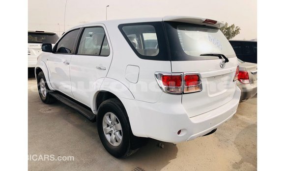 Acheter Import Voiture Toyota Fortuner Blanc à Import - Dubai, Iles Acheter Import Voiture Toyota Fortuner Blanc à Import - Dubai, Iles