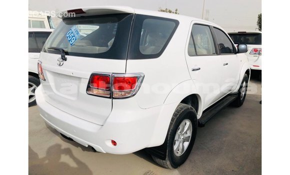 Acheter Import Voiture Toyota Fortuner Blanc à Import - Dubai, Iles Acheter Import Voiture Toyota Fortuner Blanc à Import - Dubai, Iles