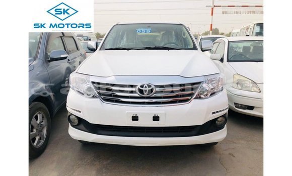 Acheter Import Voiture Toyota Fortuner Blanc à Import - Dubai, Iles Acheter Import Voiture Toyota Fortuner Blanc à Import - Dubai, Iles