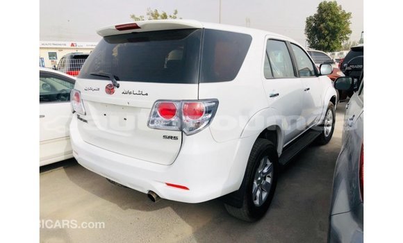 Acheter Import Voiture Toyota Fortuner Blanc à Import - Dubai, Iles Acheter Import Voiture Toyota Fortuner Blanc à Import - Dubai, Iles