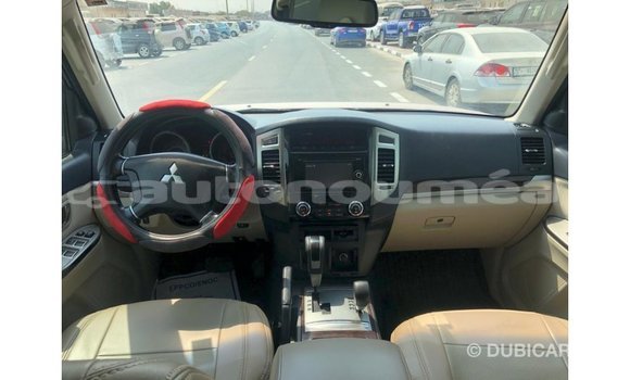 Acheter Import Voiture Mitsubishi Pajero Rouge à Import - Dubai, Iles Acheter Import Voiture Mitsubishi Pajero Rouge à Import - Dubai, Iles