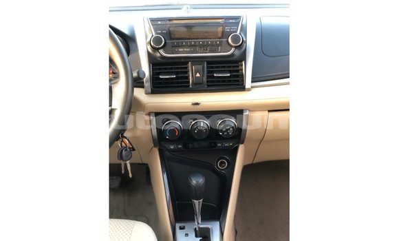 Acheter Import Voiture Toyota Yaris Blanc à Import - Dubai, Iles Acheter Import Voiture Toyota Yaris Blanc à Import - Dubai, Iles