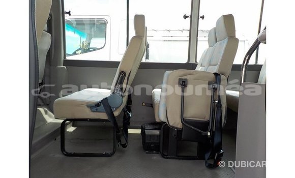 Acheter Import Voiture Toyota Coaster Blanc à Import - Dubai, Iles Acheter Import Voiture Toyota Coaster Blanc à Import - Dubai, Iles