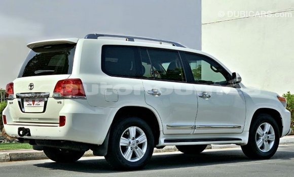 Buy Import Toyota Land Cruiser White Car in Import - Dubai in Iles Buy Import Toyota Land Cruiser White Car in Import - Dubai in Iles