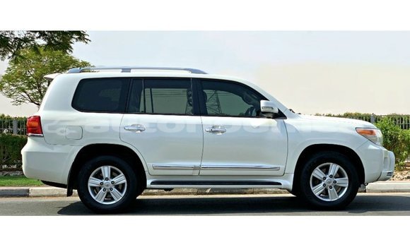 Buy Import Toyota Land Cruiser White Car in Import - Dubai in Iles Buy Import Toyota Land Cruiser White Car in Import - Dubai in Iles