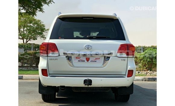 Buy Import Toyota Land Cruiser White Car in Import - Dubai in Iles Buy Import Toyota Land Cruiser White Car in Import - Dubai in Iles