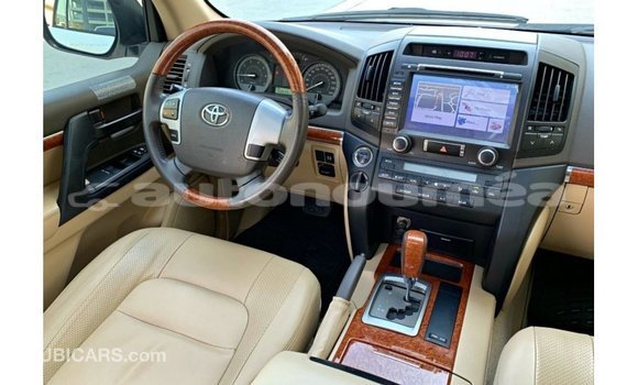 Buy Import Toyota Land Cruiser White Car in Import - Dubai in Iles Buy Import Toyota Land Cruiser White Car in Import - Dubai in Iles
