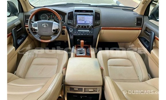 Buy Import Toyota Land Cruiser White Car in Import - Dubai in Iles Buy Import Toyota Land Cruiser White Car in Import - Dubai in Iles