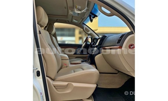 Buy Import Toyota Land Cruiser White Car in Import - Dubai in Iles Buy Import Toyota Land Cruiser White Car in Import - Dubai in Iles