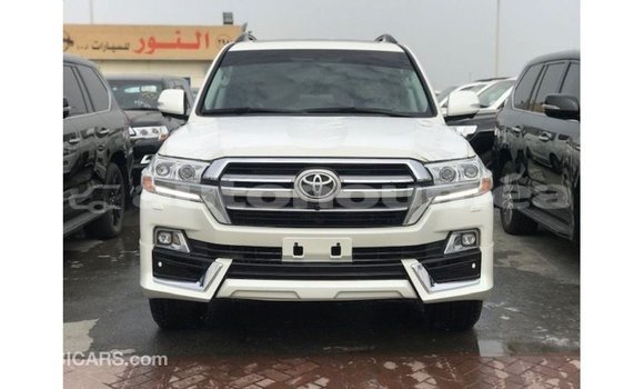 Acheter Import Voiture Toyota Land Cruiser Blanc à Import - Dubai, Iles Acheter Import Voiture Toyota Land Cruiser Blanc à Import - Dubai, Iles