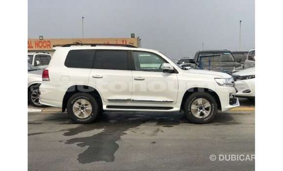 Acheter Import Voiture Toyota Land Cruiser Blanc à Import - Dubai, Iles Acheter Import Voiture Toyota Land Cruiser Blanc à Import - Dubai, Iles
