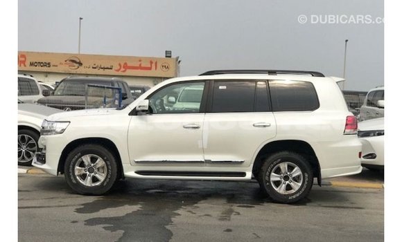 Acheter Import Voiture Toyota Land Cruiser Blanc à Import - Dubai, Iles Acheter Import Voiture Toyota Land Cruiser Blanc à Import - Dubai, Iles