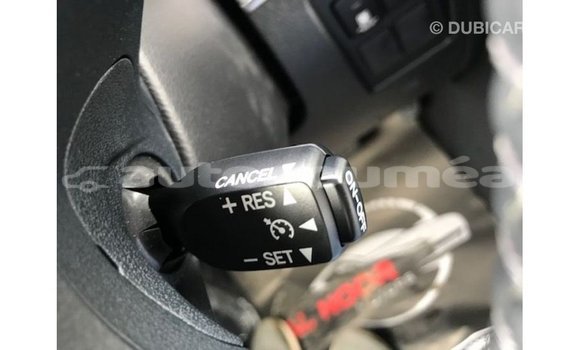 Acheter Import Voiture Toyota Land Cruiser Blanc à Import - Dubai, Iles Acheter Import Voiture Toyota Land Cruiser Blanc à Import - Dubai, Iles