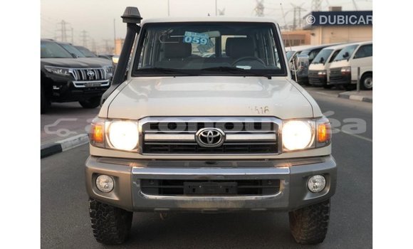 Buy Import Toyota Land Cruiser White Car in Import - Dubai in Iles Buy Import Toyota Land Cruiser White Car in Import - Dubai in Iles