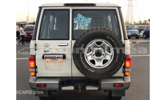 Buy Import Toyota Land Cruiser White Car in Import - Dubai in Iles Buy Import Toyota Land Cruiser White Car in Import - Dubai in Iles