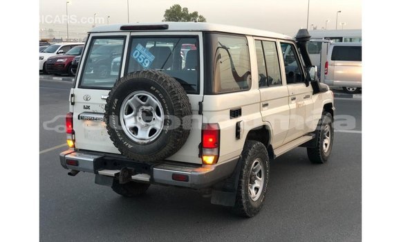 Buy Import Toyota Land Cruiser White Car in Import - Dubai in Iles Buy Import Toyota Land Cruiser White Car in Import - Dubai in Iles