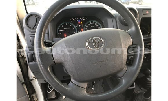 Buy Import Toyota Land Cruiser White Car in Import - Dubai in Iles Buy Import Toyota Land Cruiser White Car in Import - Dubai in Iles